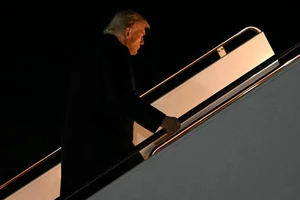 Ông Trump khởi hành đi Malaysia, bắt đầu 5 ngày công du châu Á