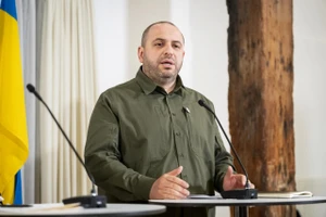 Ông Rustem Umerov trong chuyến công tác Đan Mạch hồi tháng 11-2024, khi ông còn giữ chức Bộ trưởng Quốc phòng Ukraine. Ảnh: AFP