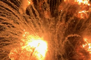 VIDEO: Cháy kinh hoàng nhà máy xử lý rác ở Úc, thùng hoá chất nổ tung trên không như pháo hoa 