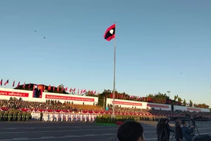 CHÙM ẢNH: Lễ diễu binh, diễu hành kỷ niệm 50 năm Quốc khánh Lào