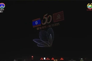 ẢNH-VIDEO: Mãn nhãn màn trình diễn pháo hoa và drone kỷ niệm 50 năm Quốc khánh Lào