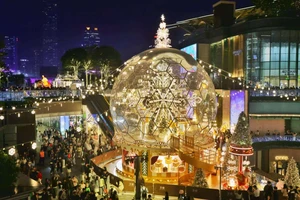 CHÙM ẢNH-VIDEO: Châu Á lung linh, rộn ràng chào đón Giáng sinh 2025