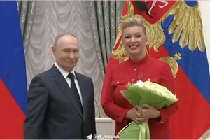 Tổng thống Nga Vladimir Putin trao huân chương "Vì công lao với Tổ quốc" hạng IV cho bà Maria Zakharova - người phát ngôn Bộ Ngoại giao Nga. Nguồn: RT