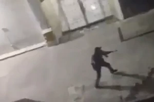 Một đối tượng có vũ trang được nhìn thầy gần dinh Tổng thống Venezuela tối 5-1. Ảnh: BNO NEWS