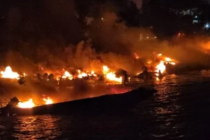 Nhiều xuồng cao tốc bị phá huỷ khung do hoả hoạn ở bến tàu vịnh Chalong (Phuket, Thái Lan) sớm ngày 7-1. Nguồn: KHAOSOD