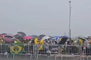 Đoàn người mít tinh hôm 25-1 ủng hộ cựu Tổng thống Brazil Jair Bolsonaro bị sét đánh trúng. Ảnh: G1