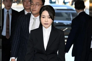 Cựu Đệ nhất phu nhân Hàn Quốc bị kết án 1 nảm 8 tháng tù vì nhận hối lộ