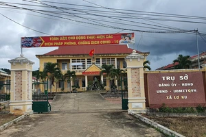 Chủ tịch xã và hai cấp phó bỏ nhiệm sở đi du lịch