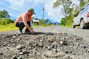 Hư hỏng nhiều điểm trên quốc lộ 14C dọc biên giới tỉnh Kon Tum