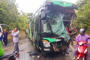 Ô tô khách tông trực diện xe container, tài xế kẹt trong ca bin 