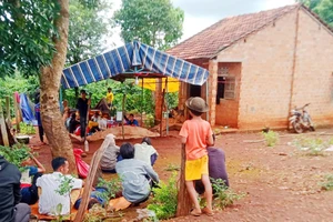 Theo bố mẹ lên rẫy, cháu bé 4 tuổi ngã xuống ao tử vong