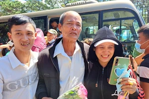 Hạnh phúc vỡ òa của nhiều người, nhiều gia đình trong ngày đặc xá