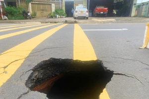 Sụt lún trên quốc lộ 14 ngay TP Pleiku, Gia Lai