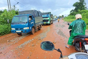 Thi công quốc lộ 19, nước bùn tràn vào nhà dân sau mưa 