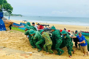 Bình Định: Bão tan, công nhân viên làm việc lại từ chiều nay