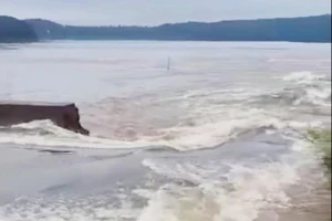 Đập tràn ngăn chia hồ thủy lợi Biển Hồ bị vỡ