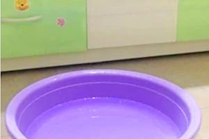 1 cháu nhỏ tử vong trong chậu nước khi gia đình gửi hàng xóm