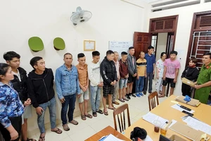 Cảnh sát mật phục bắt sòng sóc dĩa 17 người chơi ở Gia Lai