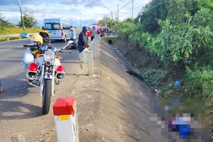 Va chạm với xe khách, một người đàn ông đi xe máy tử vong