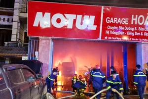 Một gara ô tô bốc cháy trong đêm thiêu rụi 3 xe ô tô