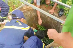Cứu sống người đàn ông rơi xuống giếng sâu 25 mét sau 4 ngày mất tích