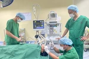 Gắp 1 con vắt sống trong khí quản nữ bệnh nhân