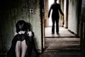 3 thanh niên đang làm bậy với thiếu nữ thì gặp công an đi tuần