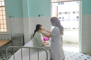 Đang chạy xe máy thì bị dây cáp viễn thông quấn vào cổ 