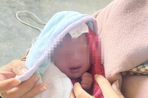 Kon Tum: 1 trẻ sơ sinh bị bỏ rơi trước nhà dân