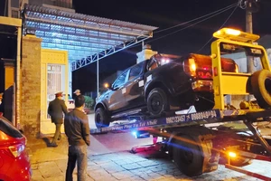 Lao ô tô vào nhà dân tránh đo nồng độ cồn vẫn không thoát