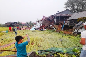 Mưa giông, gió lốc làm tốc mái hàng trăm nhà dân