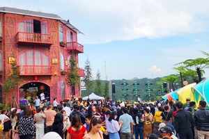 Chào đón, tặng hoa vị khách thứ 500.000 đến Măng Đen dịp lễ 30-4 và 1-5