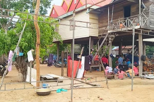 Sửa máy bơm, 3 cha con bị điện giật rơi xuống giếng tử vong