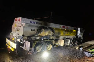 Xe bồn chở xăng bất ngờ bốc cháy