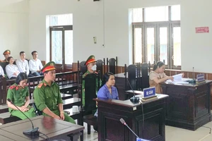 Nhân viên viễn thông đến cửa khẩu giao hàng thì bị bắt