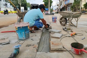 TP Pleiku: Vỉa hè đang thi công gạch đã vỡ nát
