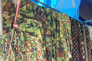 Kon Tum: Phát hiện cửa hàng bán 1.000 bộ áo quần rằn ri nhập lậu