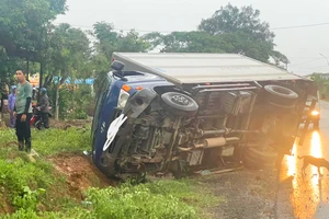 Va chạm với xe tải, 2 người đi xe máy tử vong.