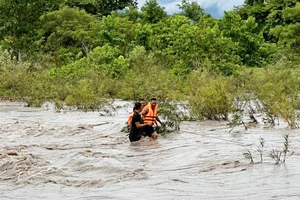 Giải cứu 2 trẻ em mắc kẹt giữa dòng nước lũ