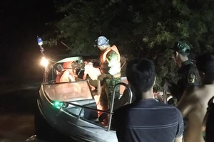 Nửa đêm đưa sản phụ từ vùng bị lũ cô lập đến bệnh viện