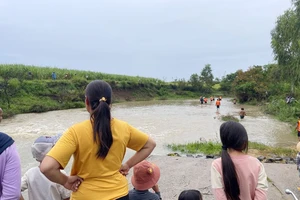 Chạy xe máy vượt ngầm lúc nước lớn, 1 người tử vong