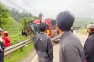 Kon Tum: Xe tải đầu kéo lật nghiêng bên đường khi vào cua