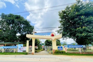 Kon Tum: Trường 'giữ' tiền của giáo viên, phụ huynh trái quy định