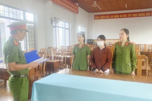 1 phụ nữ giật, xé biên bản, đạp cảnh sát giao thông