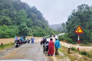 Kon Tum: Ngập tràn, sạt lở đất trên đường tỉnh 676