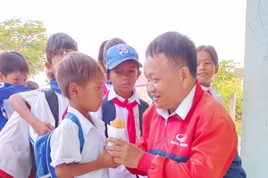 Thầy giáo 'lấp đầy cái bụng đói' cho trò nghèo