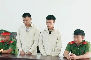 Rủ nhau đi tán gái, khống chế hiếp dâm thiếu nữ ở nhà 1 mình