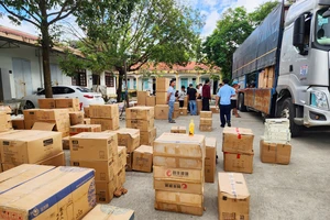 Bắt 2 lô hàng lậu mắt kính, pháo hoa, thuốc lá điện tử... ở Kon Tum