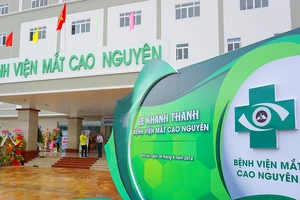 Nam thanh niên nguy cơ mù mắt nghi do tiêm filler thẩm mỹ