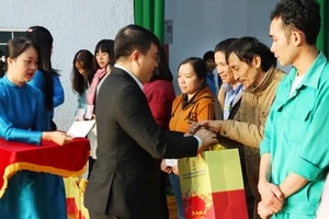 Chủ tịch Hội đồng Dân tộc tặng quà Tết cho người lao động ở Gia Lai